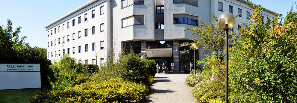 Gebäude mit Bäumen im Vordergrund