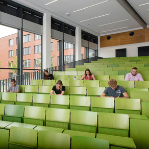 Students are sitting in a lecture hall.