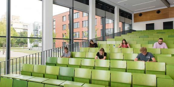 Students are sitting in a lecture hall.